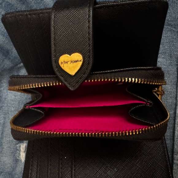 Betsy Johnson Skull Embossed Bifold Wallet - Picture 6 of 12